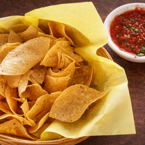 Medium Chips & Salsa / Patatas Fritas Medianas Y Salsa